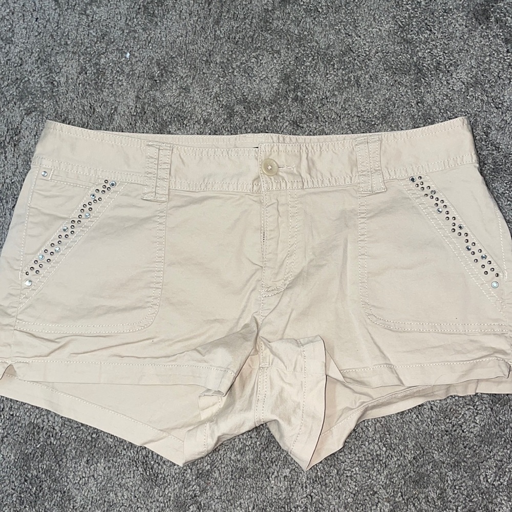 Express cream/tan khaki shorts